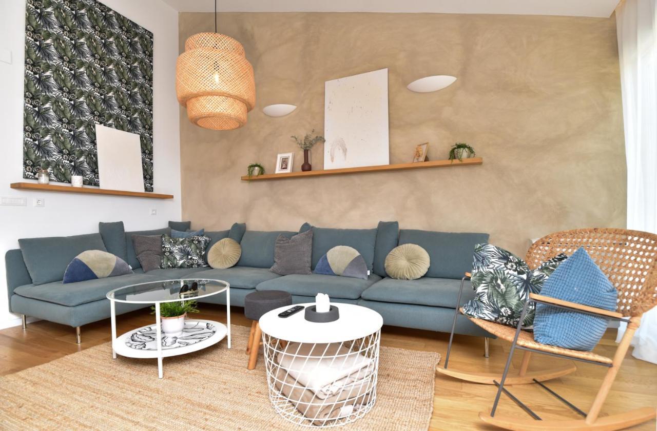 Sunny Bay - Free Parking Apartment